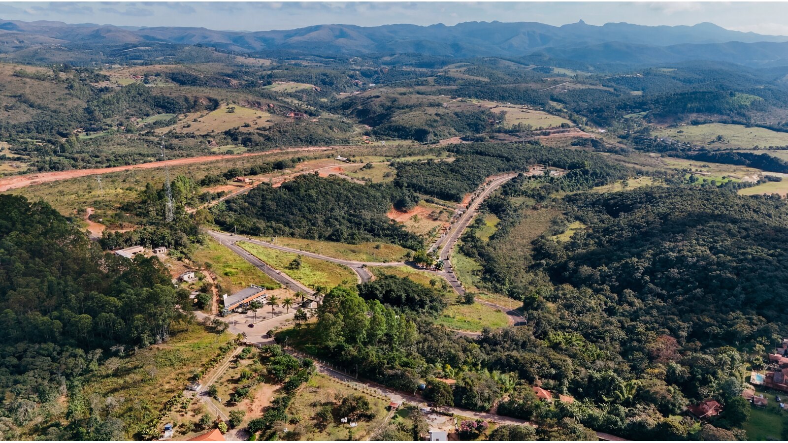 Vista aérea do condomínio no vale
