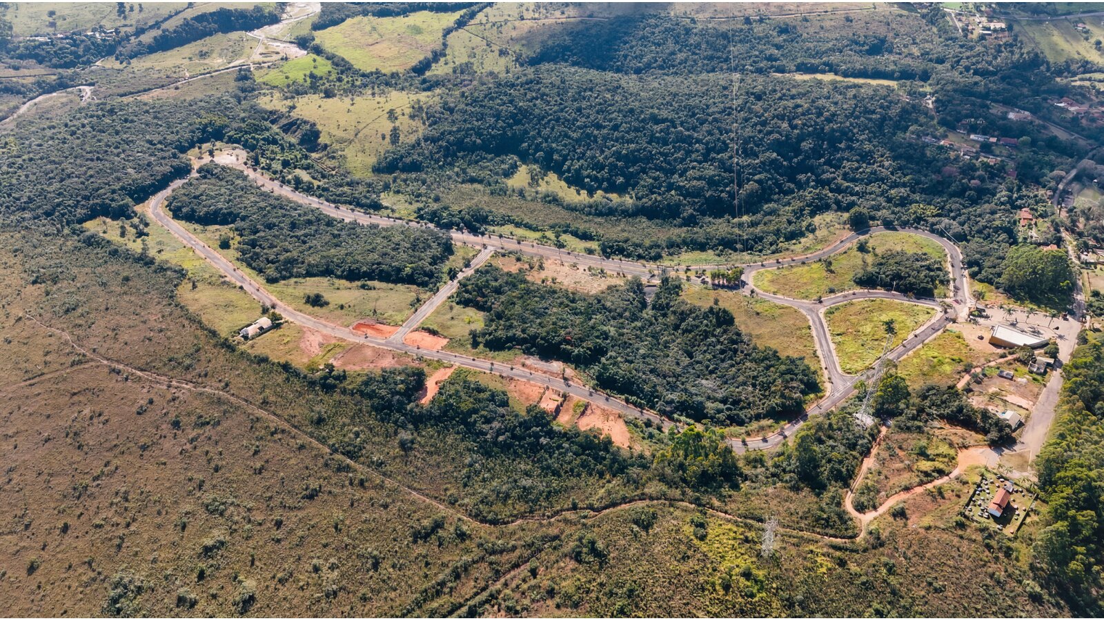 Condomínio cercado pela serra